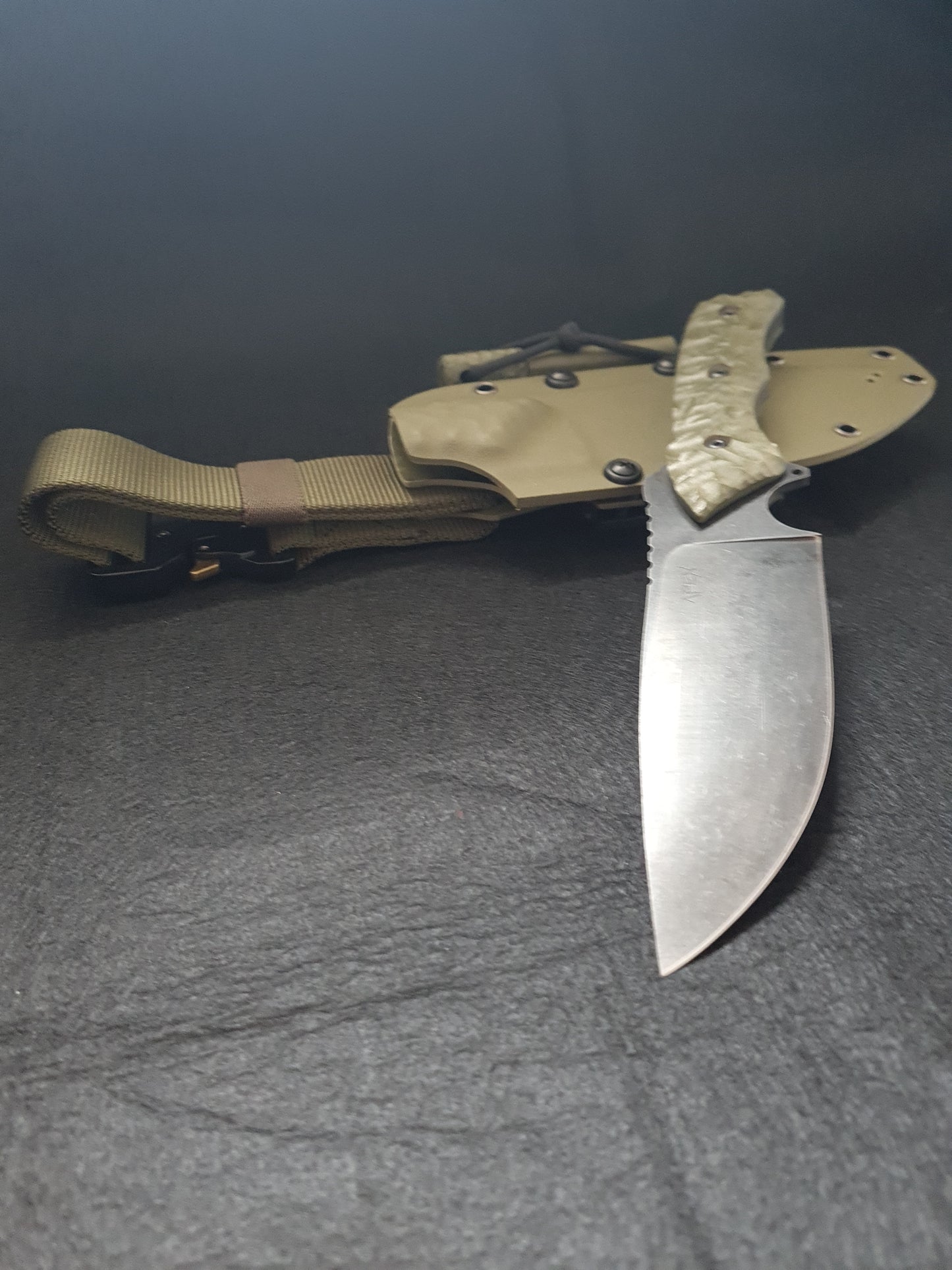 Fixed blade camping knife with Ferro rod