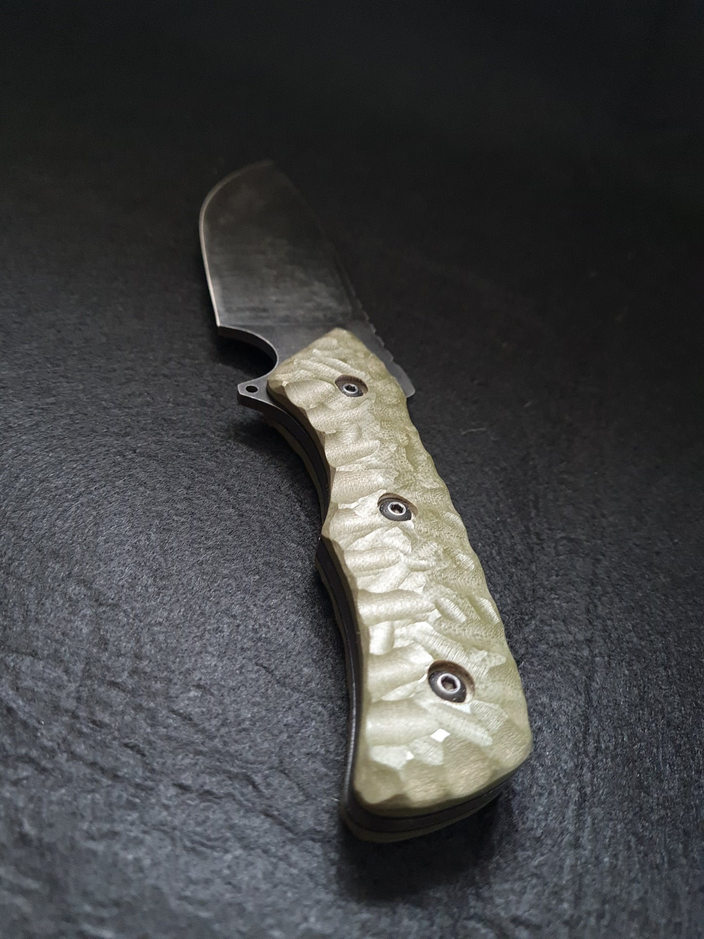 Fixed blade camping knife with Ferro rod