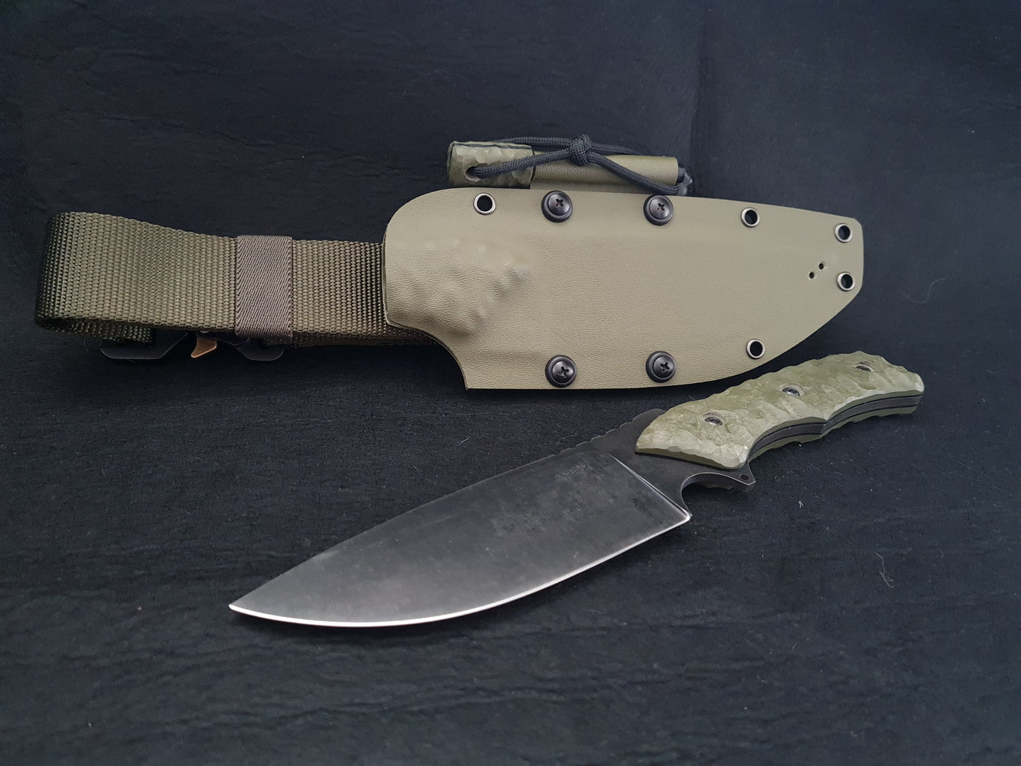 Fixed blade camping knife with Ferro rod