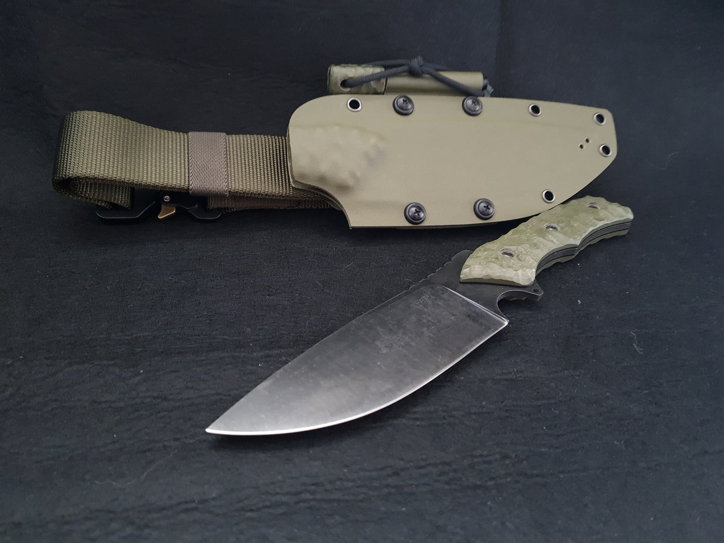 Fixed blade camping knife with Ferro rod