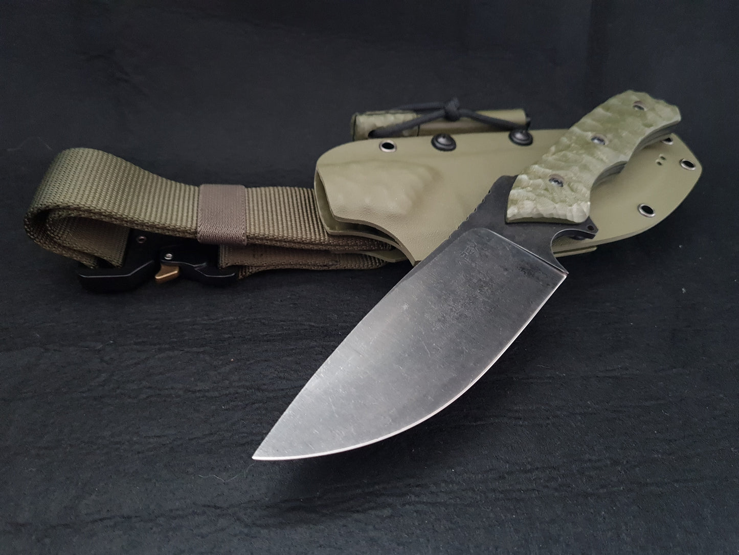 Fixed blade camping knife with Ferro rod