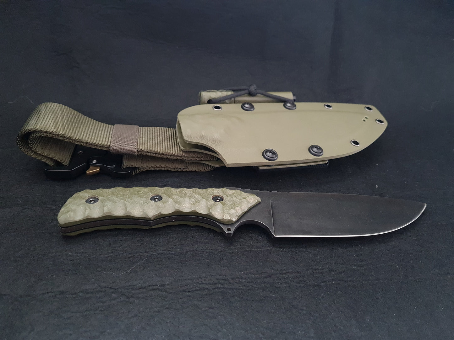 Fixed blade camping knife with Ferro rod