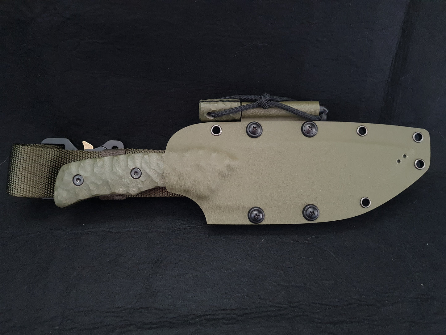 Fixed blade camping knife with Ferro rod