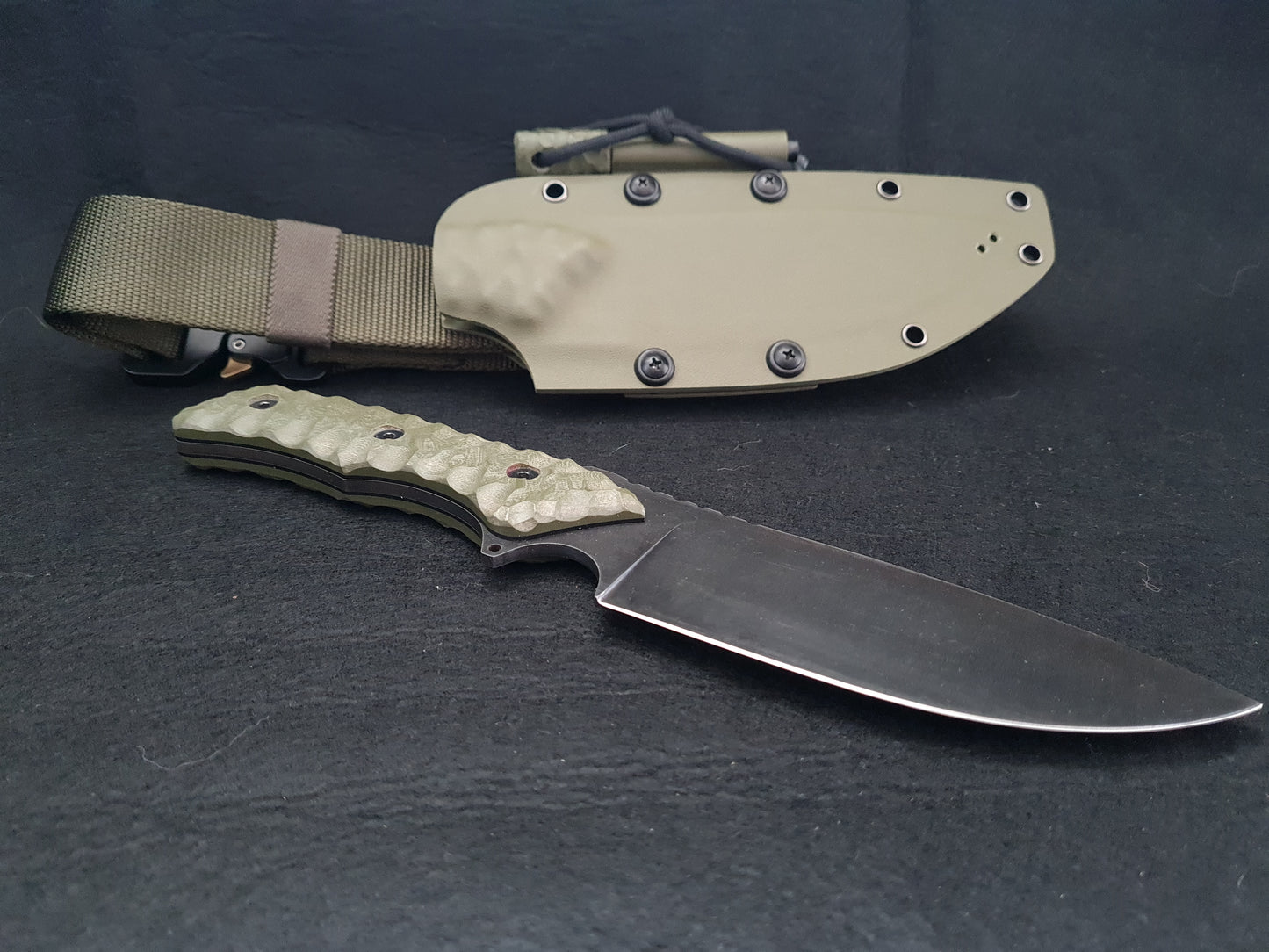 Fixed blade camping knife with Ferro rod