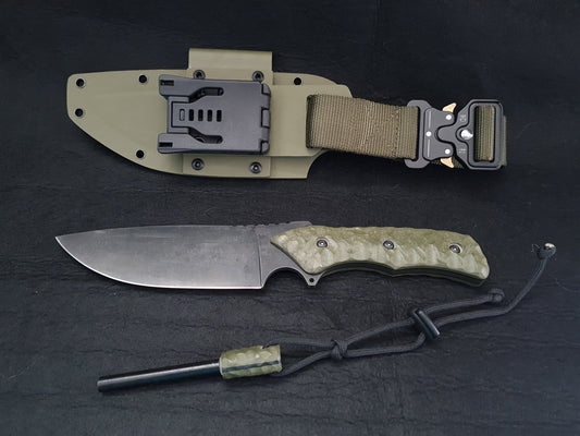 Fixed blade camping knife with Ferro rod