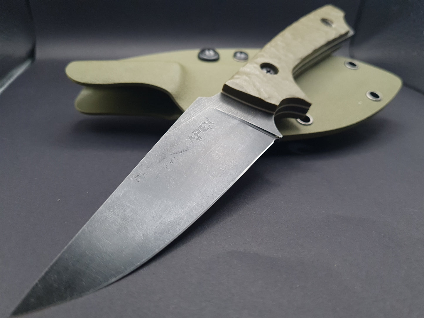 Harpoon point fixed blade hunting knife