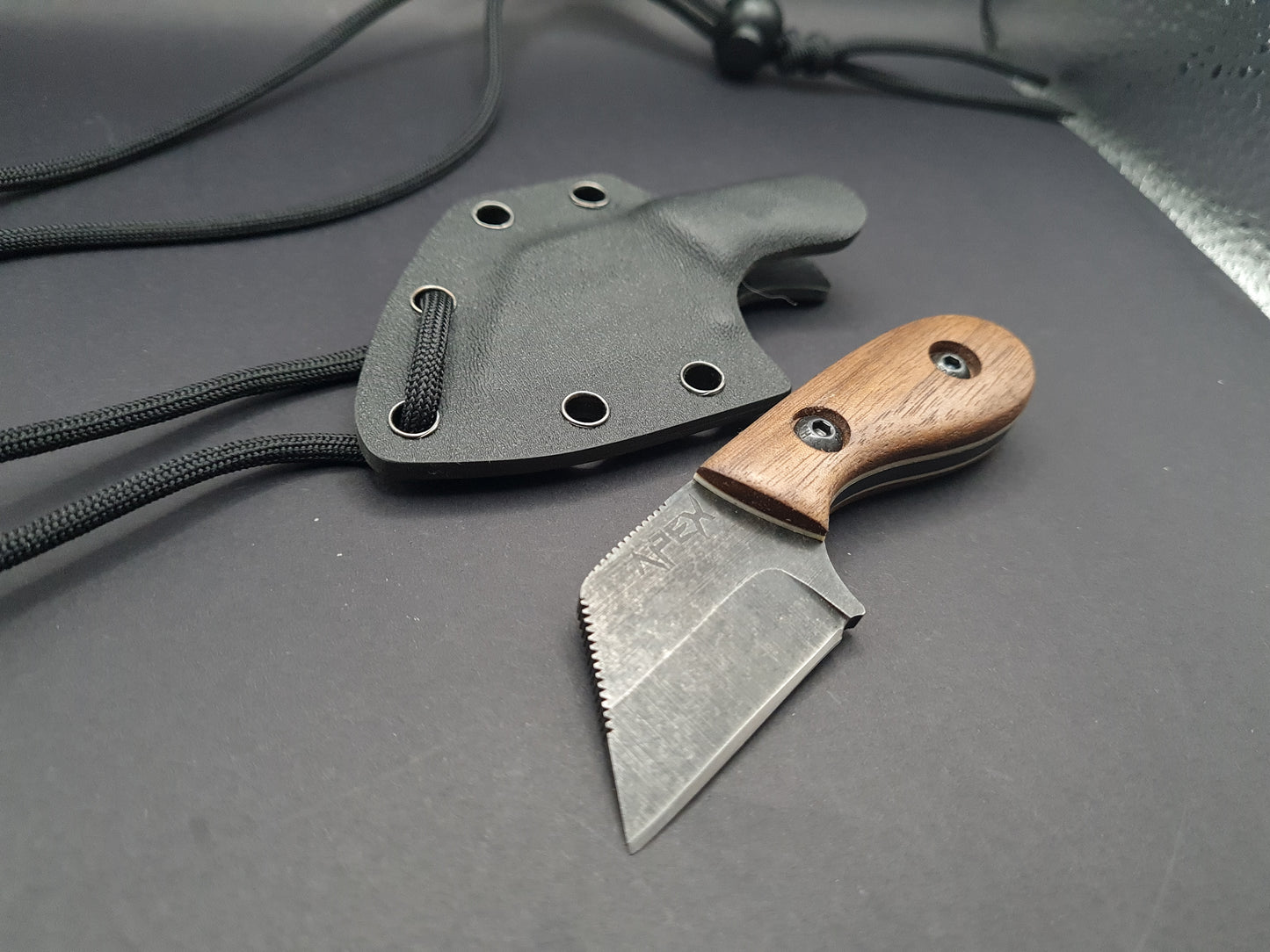 Fixed blade neck knife